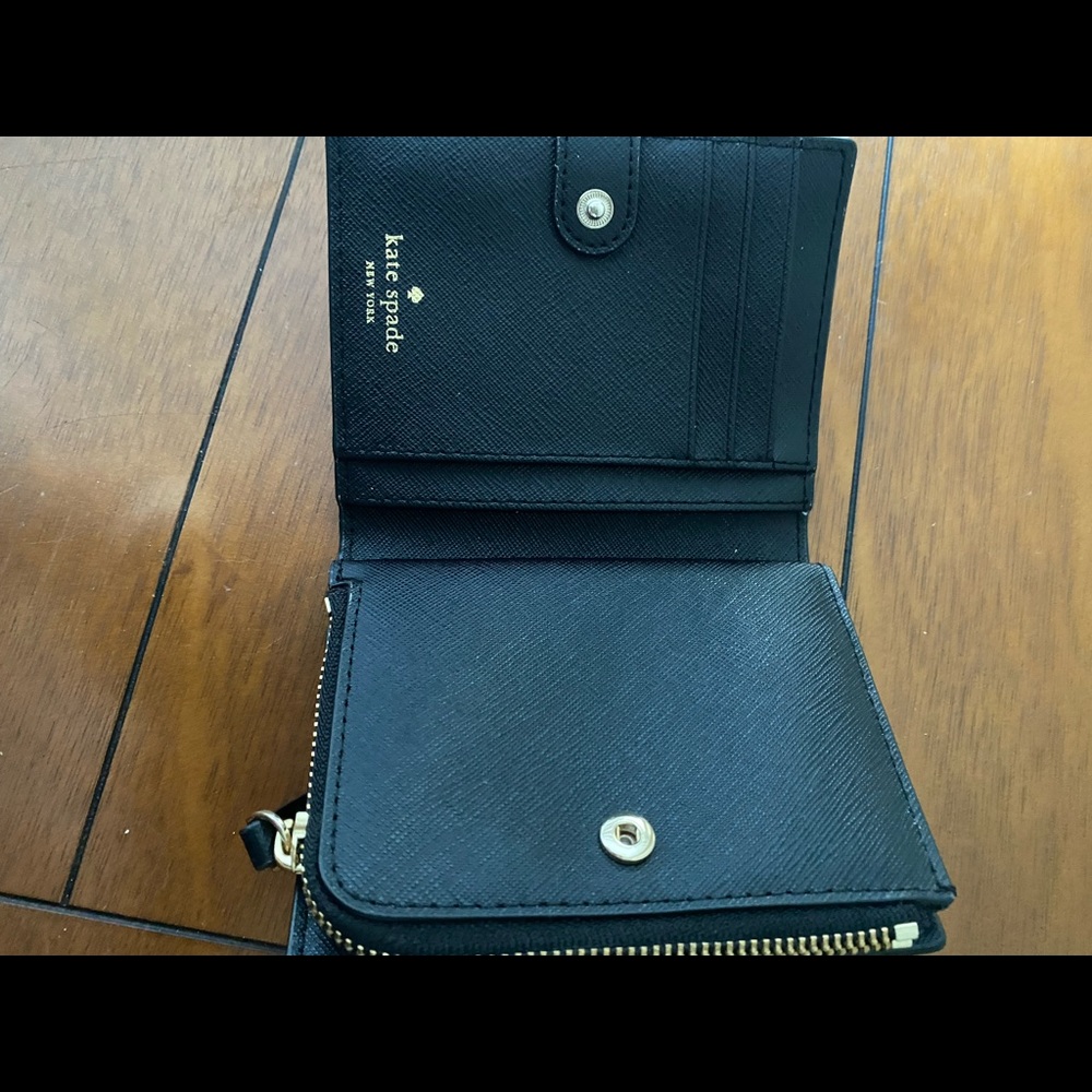 Small wallet in very good condition no damages, clean and compact.